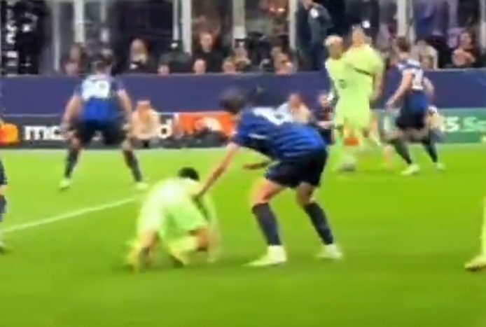 Acerbi atterra Pedri in Inter-Barcellona